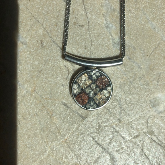 Flower design pendant and silver chain necklace - Picture 3 of 8